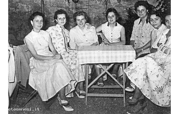 1956 - Un gruppo di amiche al ballo all'Arena