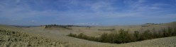 un mare grigio sotto un cielo azzurri