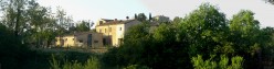 Vista panoramica del podere e della chiesa