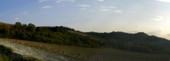 tramonto su un campo appena arato