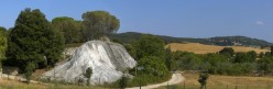 La collina rocciosa formata dalla sorgente termale