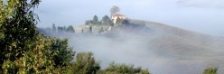 Le crete fra la nebbia nella strada fra Asciano e Rapolano