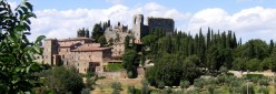 Il castello di Montelifr� in primo piano