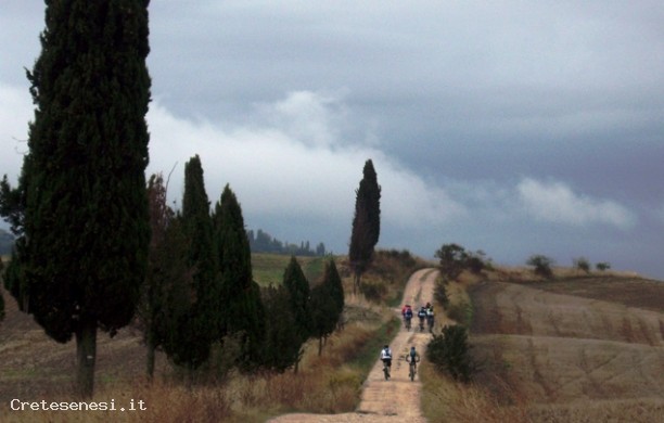 Tra Val d'Arbia e Val d'Asso attraverso Chiusure